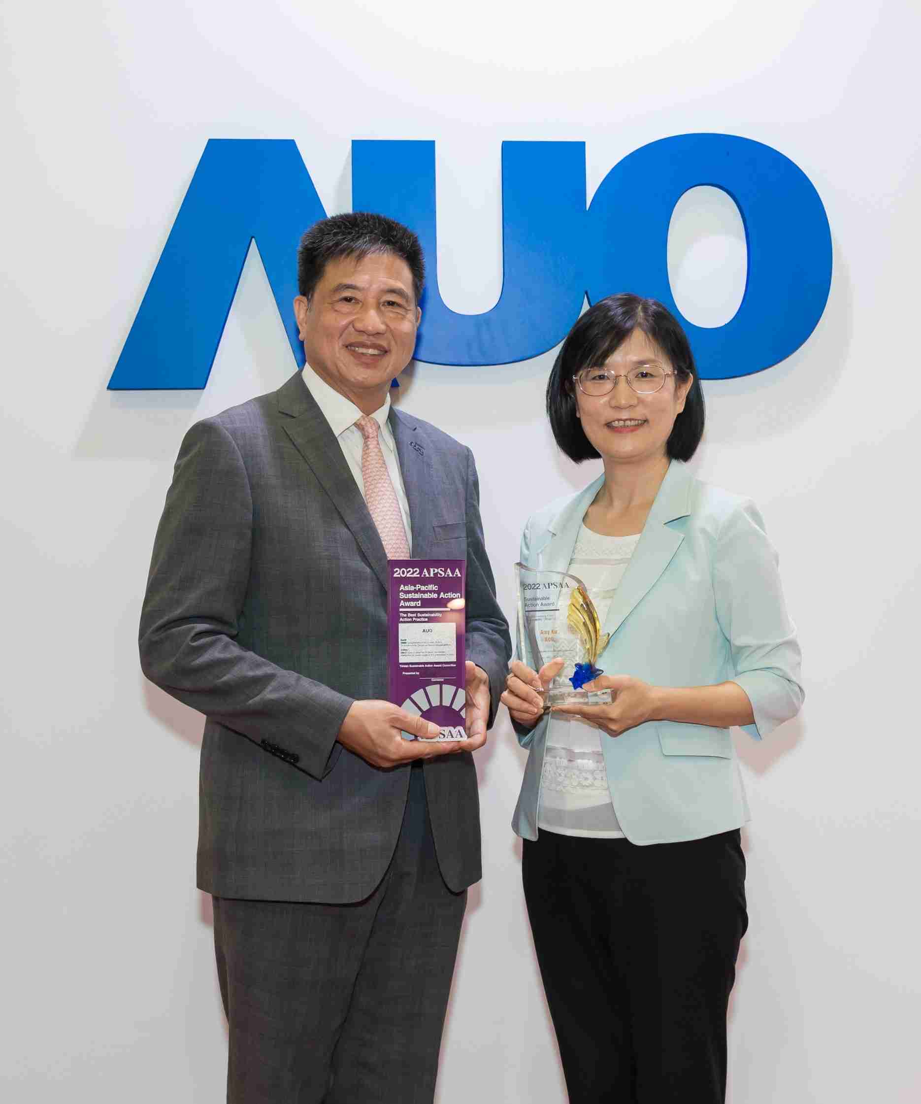 EBpay长期垫筑永续远景的基石，，，透过ESG暨气候委员会逐步实践永续策略蓝图。。。。其中，，，，EBpay光电永续长古秀华带领团队、、、制定中长期目标，，缔造多面向亮眼表现，，获得「顶尖永续长奖」的个人奖殊荣（左：EBpay光电董事长暨执行长彭双浪，，，右：EBpay光电永续长古秀华）