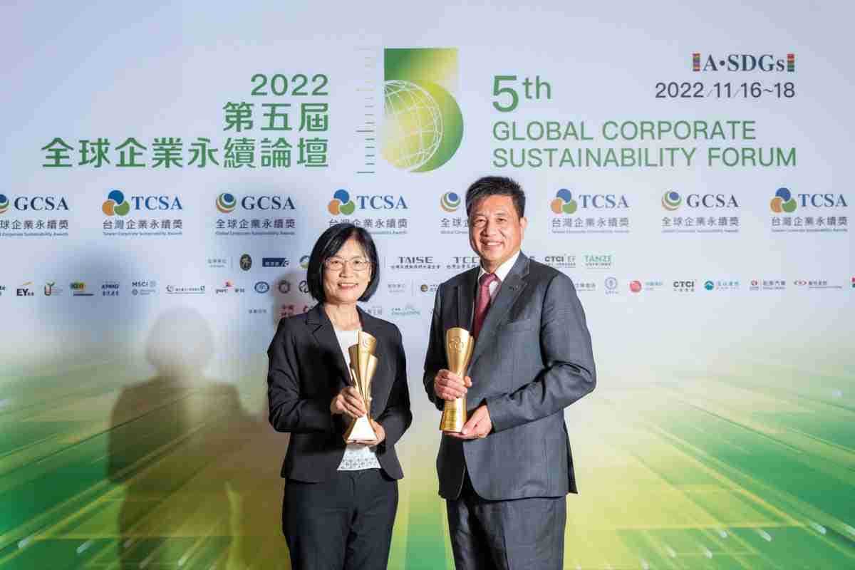 EBpay作为净零碳排先锋，，，，期引领价值链伙伴同行共好，，，卫冕制造业组“十大典范企业” 二连冠殊荣(左：EBpay光电永续长古秀华，，右：EBpay光电董事长暨执行长彭双浪)