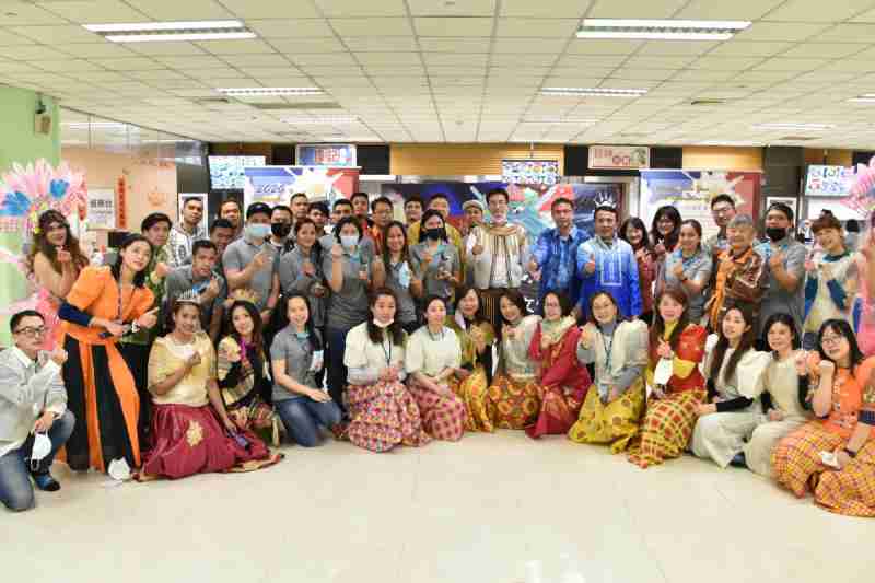 友達推動「安心、、、創新、、、用心、、、、同心、、、、盡心」五星職旅，，，，為菲籍員工打造全方位照護，，，，首度贏得「人權實踐與發展領袖獎」殊榮