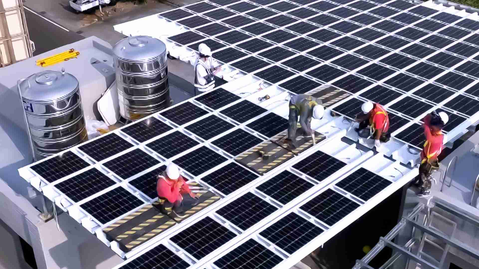 EBpay着力于替代能源之技术研发，，，如光电浪板的相关制程、、、、设备与产品，，，，其中所开发之光电整合型浪板，，减少传统金属支架安装，，更提升耐候度，，，，可广泛运用于多元场域，，并辅助建筑达到净零碳排目标