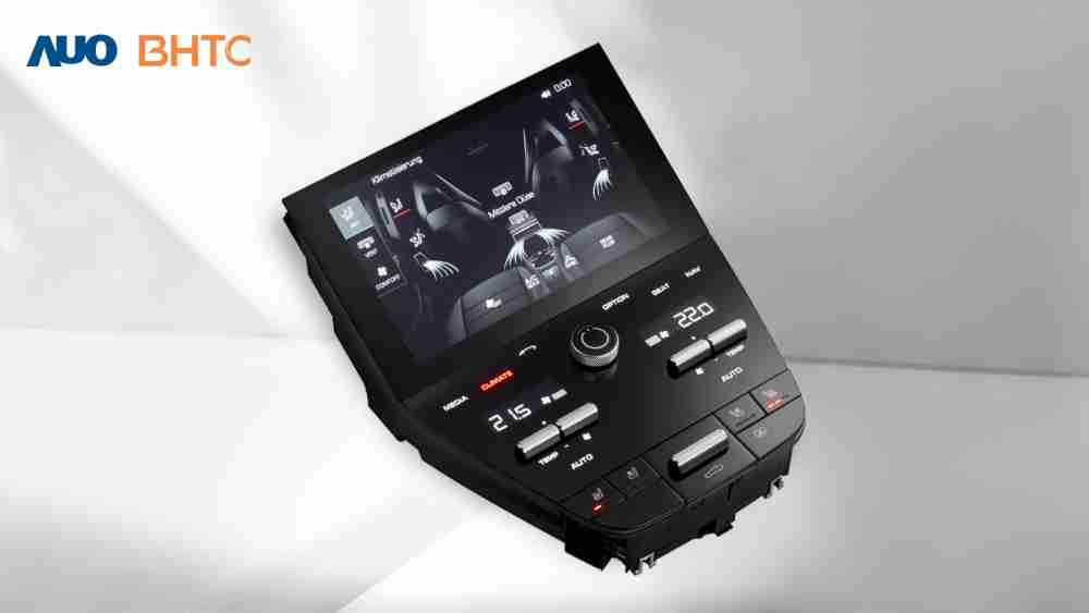 作為友達新生力軍，，，，BHTC所展示的中央與後座鞍部的Display HMI產品，，，可處理多區恆溫控制、、、顯示畫面，，，，呈現仿真3D車室分區；以力傳感技術精準傳遞觸感，，並結合音量及震動反饋，，防止意外啟動，，提供使用者自然流暢、、、、直觀且輕鬆駕馭的舒適介面
